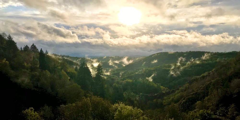 Gîtes "Le Chant des Sources" : Vue sur les Montagnes et la Vallée des Cascades plein Ouest.