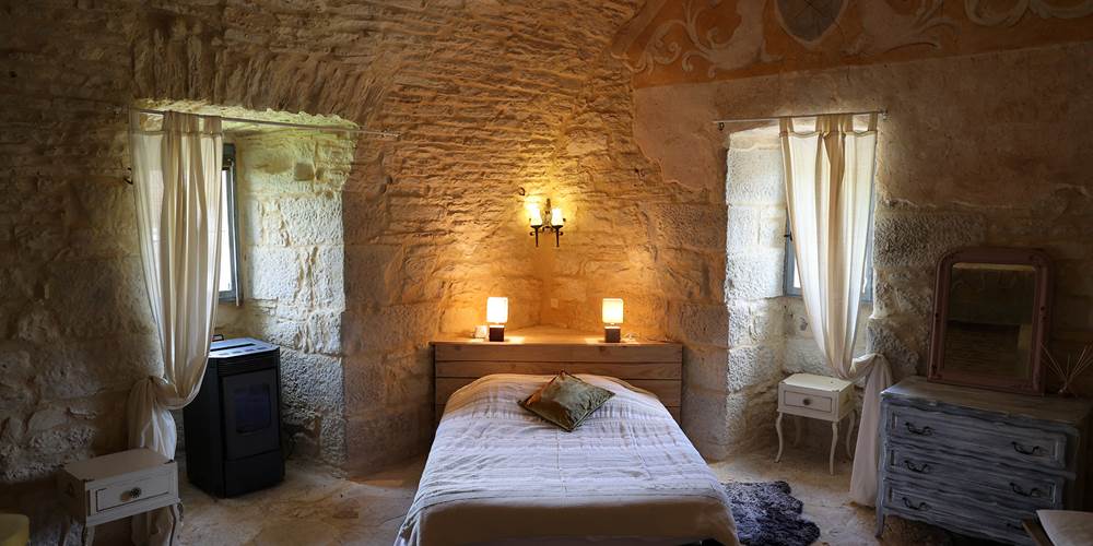 Chambre de la Reine : séjournez dans une chambre d'hôte authentique au Château de Saint-Chamarand
