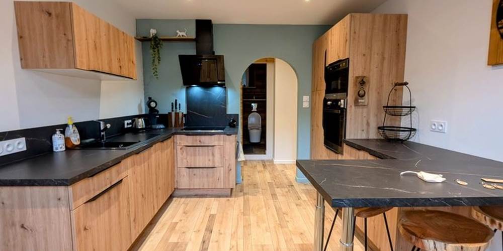 cuisine-equipee-moderne-bois-noir-gite-ocimes-la-bresse