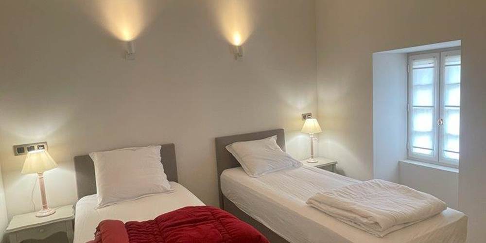 Chambre lit double, rez de chaussée, suite familiale, chambres luxe, salle de bain privative, baignoire, vue jardin, vignoble, chambres d'hôtes