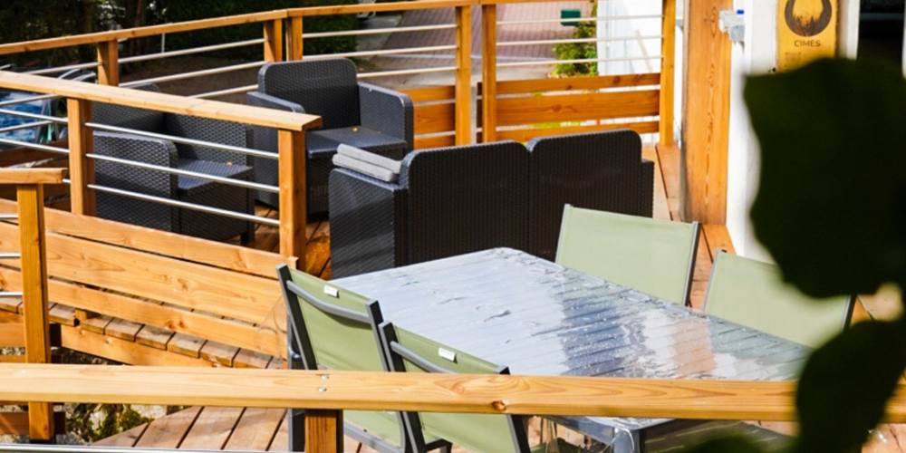 terrasse-table-exterieure-nature-gite-ocimes-la-bresse