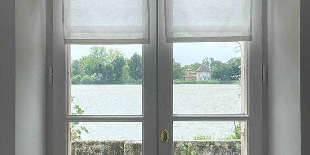 Chambre lit double, rez de chaussée, suite familiale, chambres luxe, salle de bain privative, baignoire, vue jardin, vignoble, chambres d'hôtes