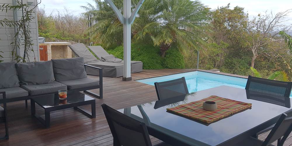Terrasse extérieure avec coin repas et salon