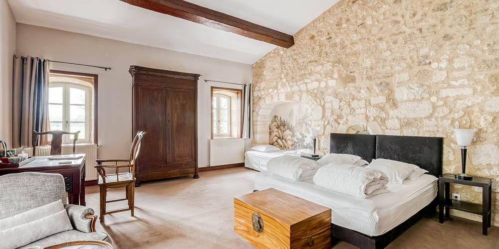 Chambre lit double, rez de chaussée, chambre luxe, chambre familiale, salle de bain privative, vue jardin et rivière, vignoble, chambres d'hôtes