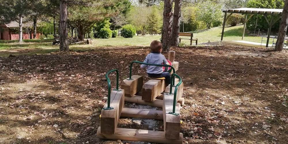 Village de Gîtes LES CHALETS DE GRAZIMIS - vacances dans le Gers - 51 aire de jeux enfants