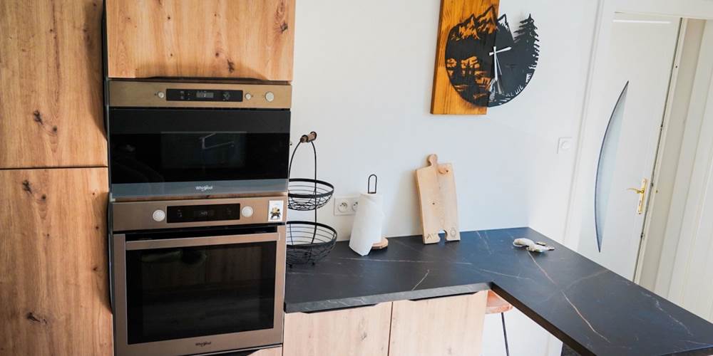 cuisine-bois-plan-travail-noir-gite-ocimes