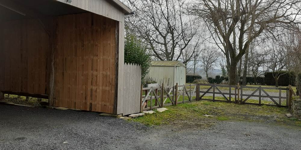 ABRI POUR VOITURE ATTENANT AU JARDIN PRIVATIF