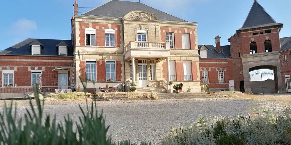 Située entre Cambrai Saint-Quentin et Péronne, proche de l'A26, la ferme de Bonavis est une escale idéale
