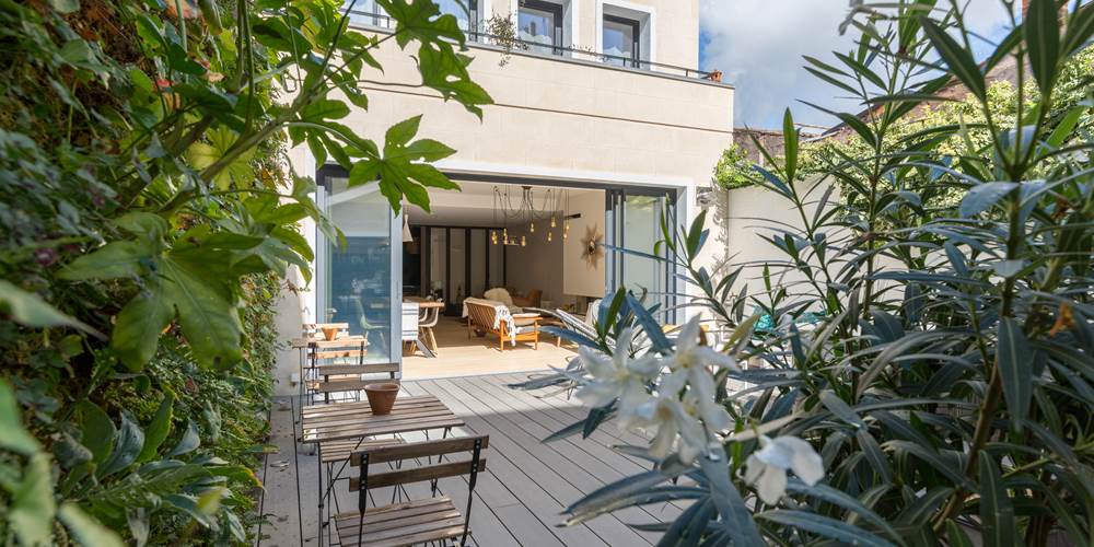 La maison, vue de la terrasse.