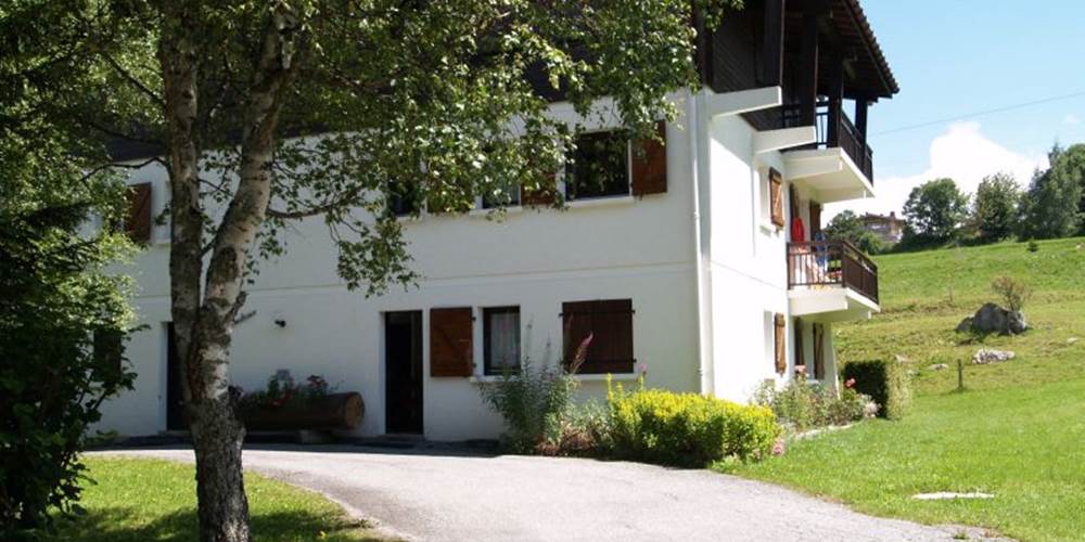 Façade du côté de l'entrée de la résidence