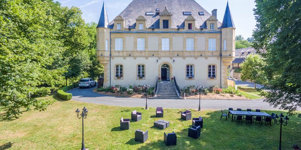 Façade du château de Puy Robert Lascaux - Sarlat