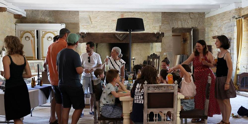Réunion de famille au château : profitez de nos gîtes grande capacité pour vos retrouvailles dans le Lot.
