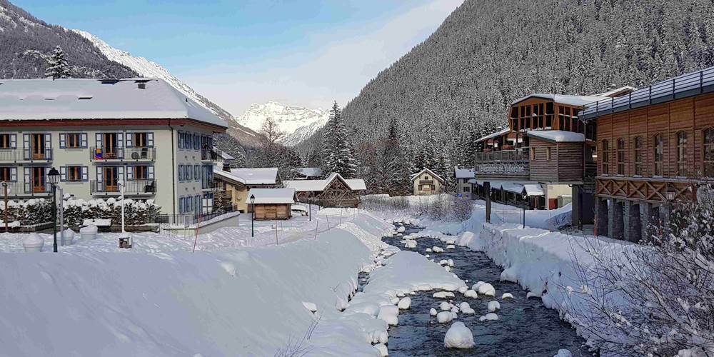 Vue rivière, résidence à droite avec télécabine à proximité