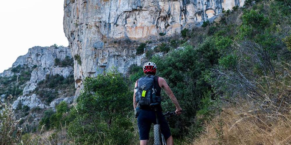 Chemin de Roc Calte dans le cirque de Navacelle