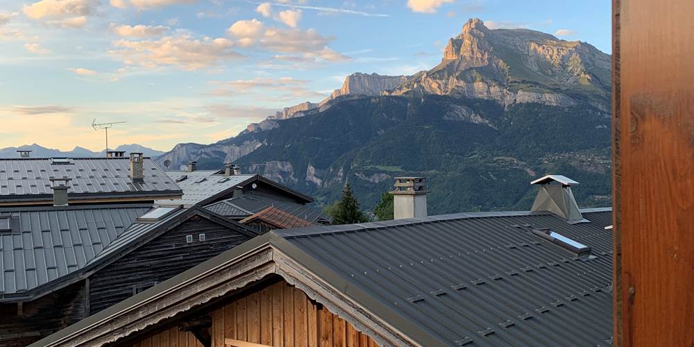 Fenetre 1 Cuisine avec vue sur la ferme au pied de l 'appartement et sur la pointe percee