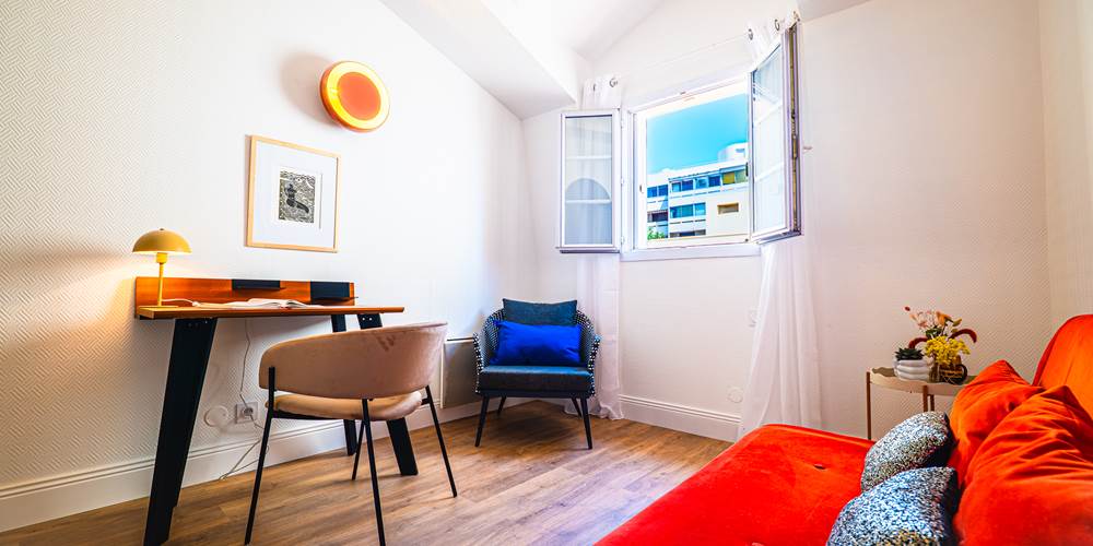 Entre concentration et contemplation, trouvez votre rythme dans ce bureau / salon de lecture.