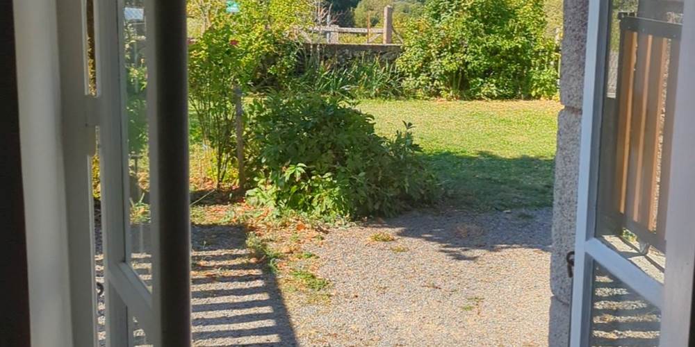 Ferme de la Chevêche - Vue sur les Monts d'Ambazac depuis la fenêtre de la cuisine