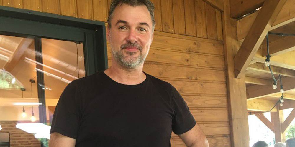 Le Chef "Gabriel" devant son restaurant