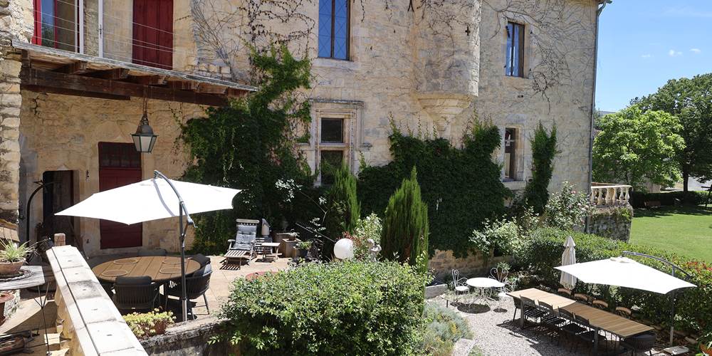 Gîtes et chambres d'hôtes pour groupes au Château de Saint-Chamarand, séjour en pleine nature dans le Lot.