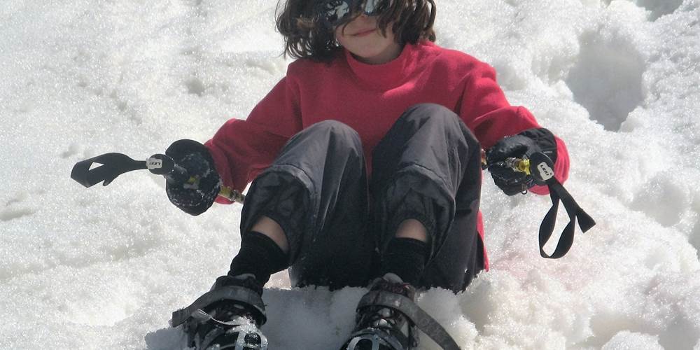 Glissade dans les tobogans de neige naturelle
