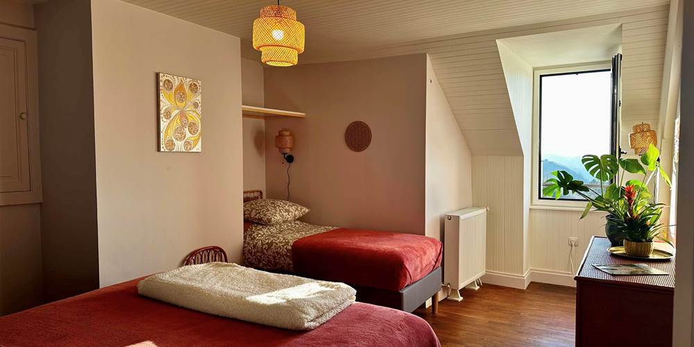 Chambre familiale Lit King-size 180x200 cm et Lit 90x200 cm. Vue sur les Montagnes et la Vallée des Cascades plein Ouest.