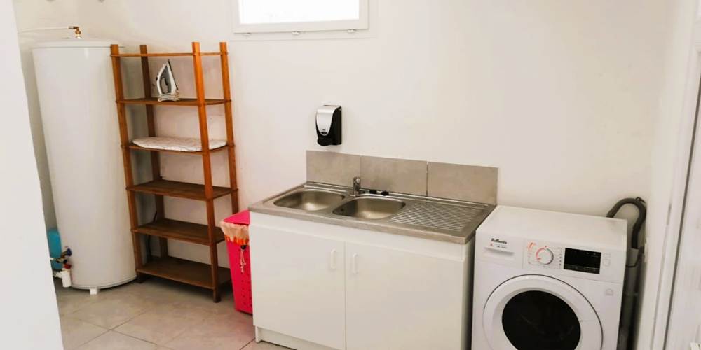Laverie avec machine à laver, sèche linge