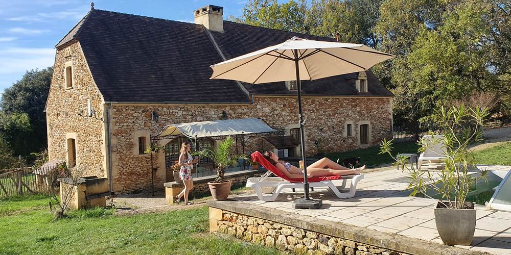 Jardin du gîte, avec piscine