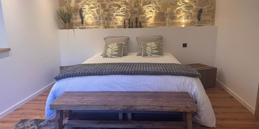 chambre-lit-king-size-pierres-apparentes-gondrexange-moselle