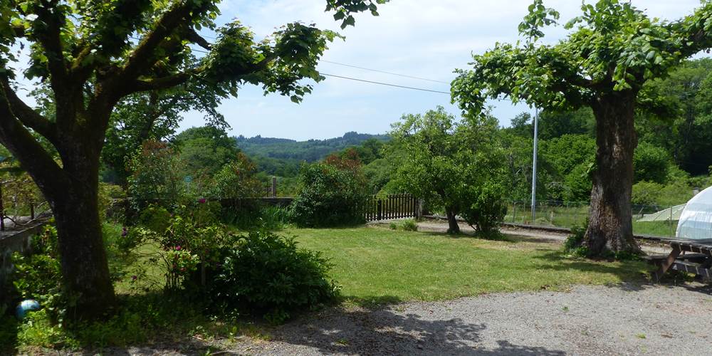 Jardin du gîte de la Chevêche avec vu sur les Monts d'Ambazac