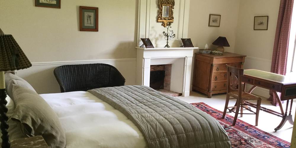 Chambre "Empire", avec sa vue sur le magnolia et le parc