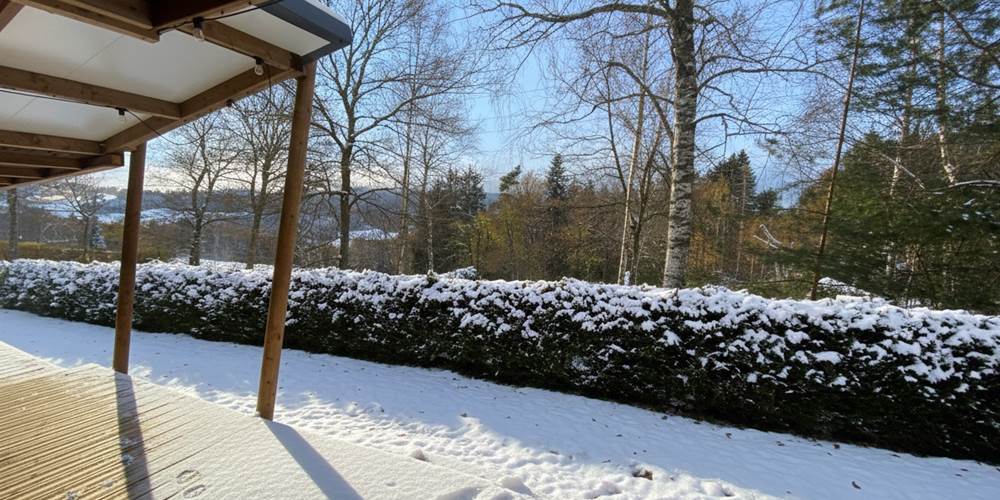 Grande terrasse couverte avec vue sur la forêt