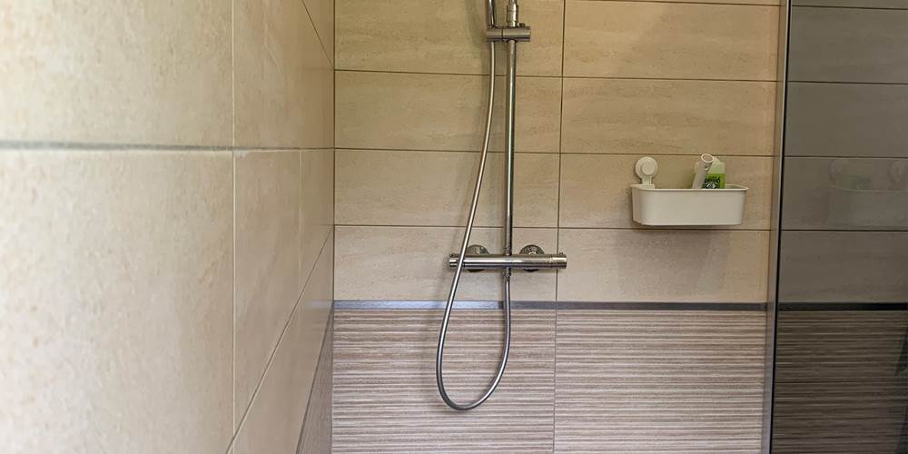 Douche à l’italienne 120x120 attenante à la chambre jaune : confort et accessibilité pour toute la famille dans notre gîte du Pas-de-Calais.