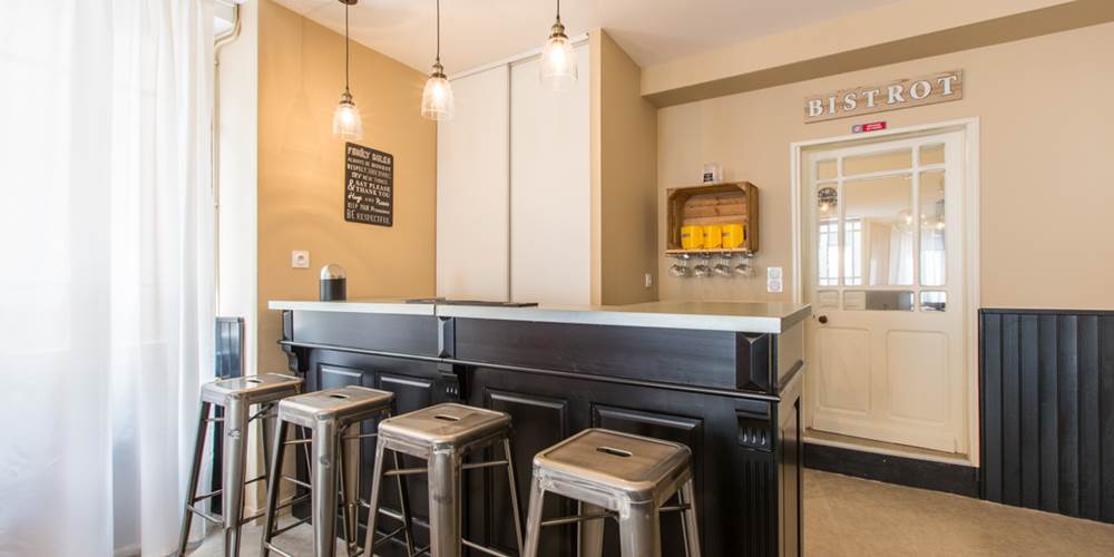 bar