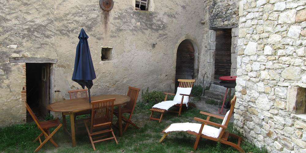 Le Mas des Restanques, coté Sud avec le mobilier de jardin