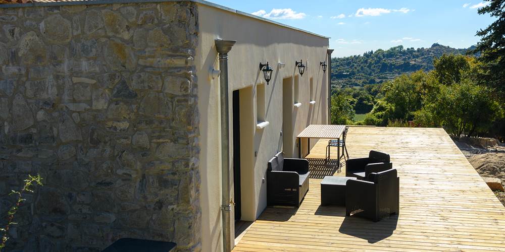 Terrasse Bois accès gîte 2 et 4 places