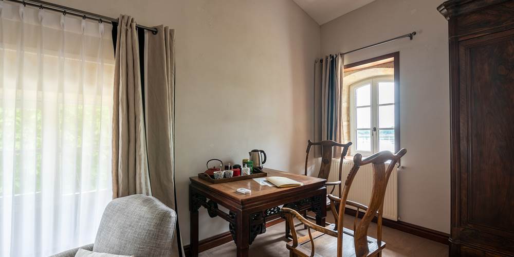 Chambre lit double, rez de chaussée, chambre luxe, chambre familiale, salle de bain privative, vue jardin et rivière, vignoble, chambres d'hôtes