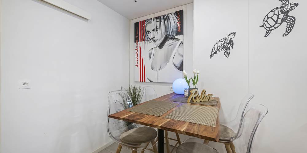 Eetkamer met tafel en stoelen