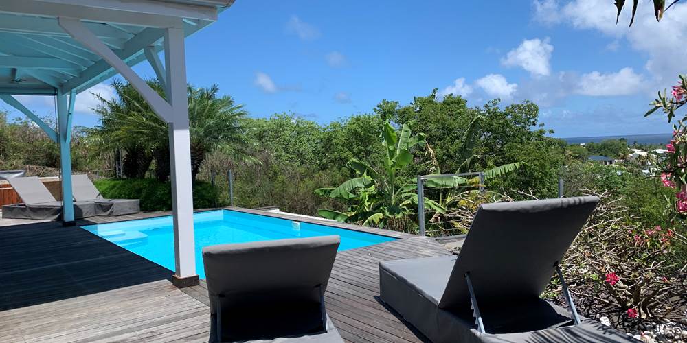 Deck et piscine pour un bain de soleil
