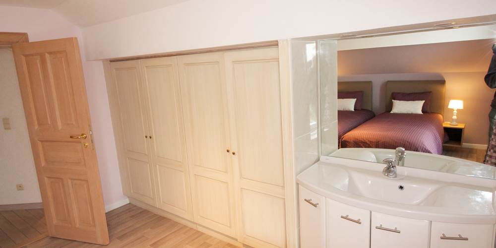 chambre double à l'étage lits single