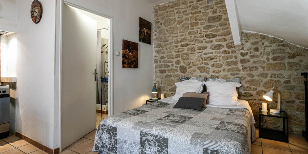 Lit queen size au premier étage