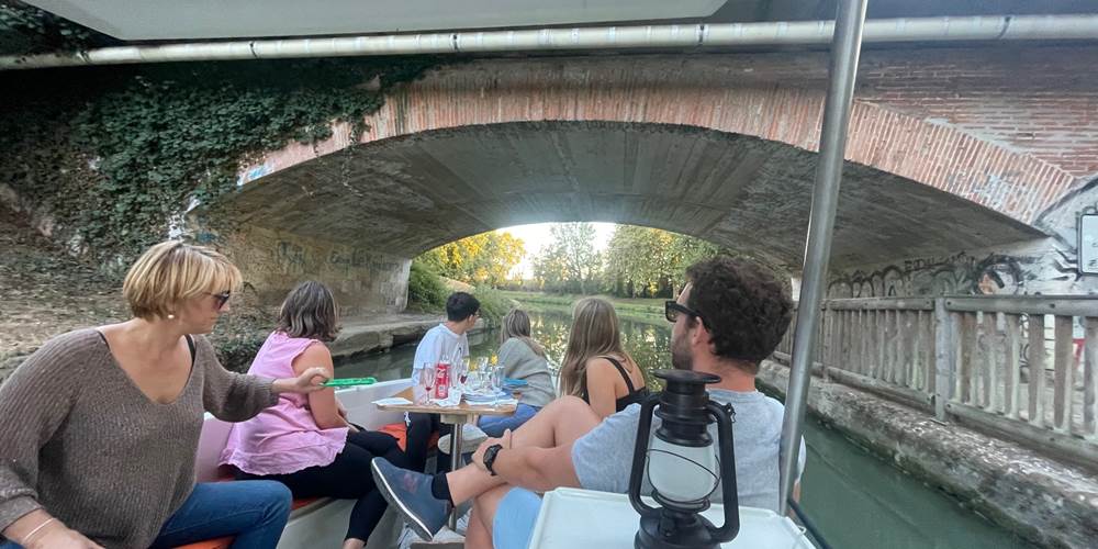 Franchissement d'un pont à banquettes sur le Canal Latéral à la Garonne