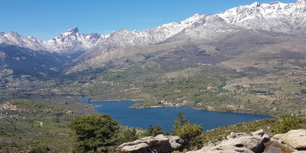 Lac de Calacuccia et la chaîne de montagnes (Paglia Orba, Monte Cintu...)