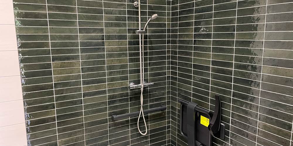 zoom douche salle de bain 2 PMR
