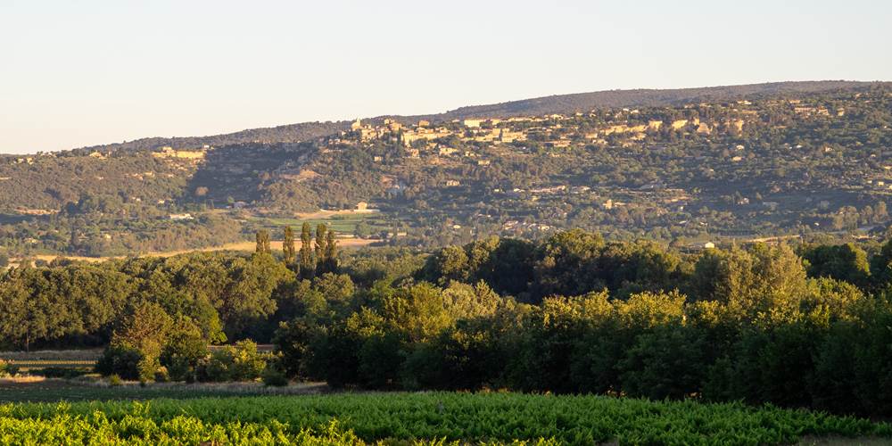 Vue sur la campagne et le village de Gordes.