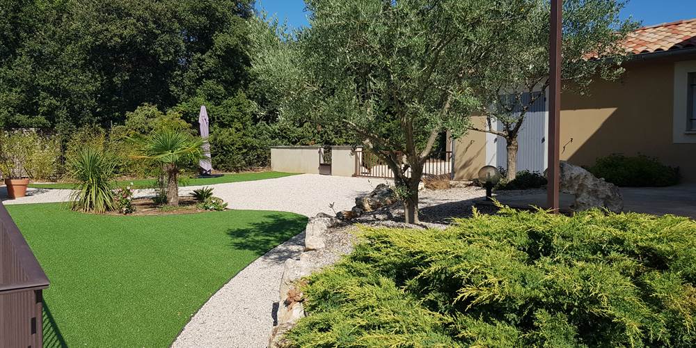 Devant la terrasse du gîte Rires de Provence