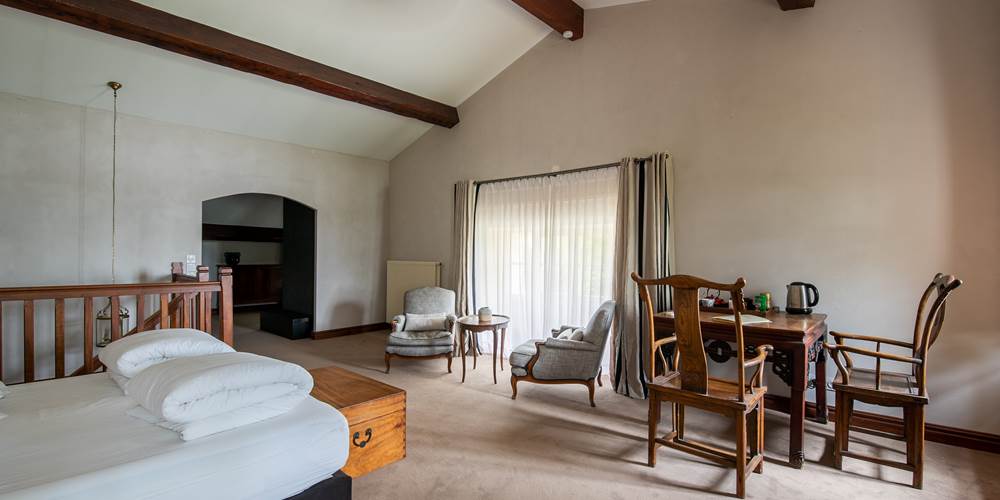 Chambre lit double, rez de chaussée, chambre luxe, chambre familiale, salle de bain privative, vue jardin et rivière, vignoble, chambres d'hôtes