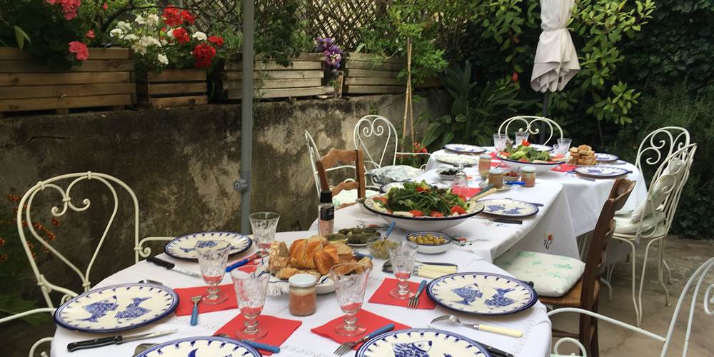 table d'hôte sur la terrasse en été