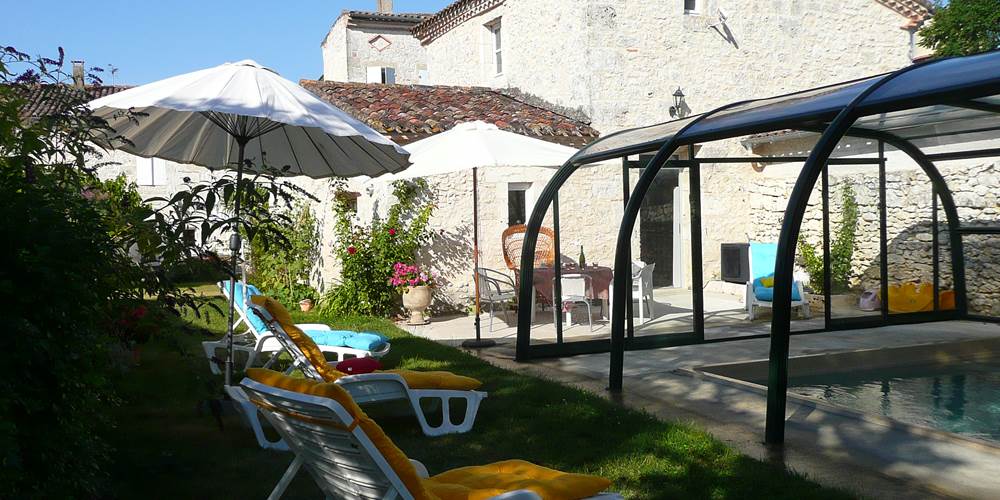 Saint Roch séjour cuisine à partager pour les hôtes près piscine terrasse.jpg