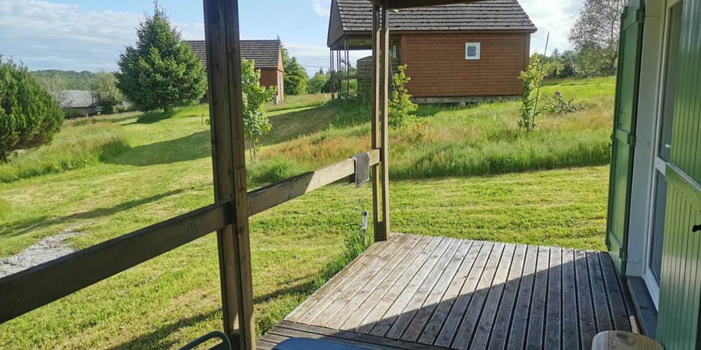 Une grande terrasse abritée avec vue sur la nature