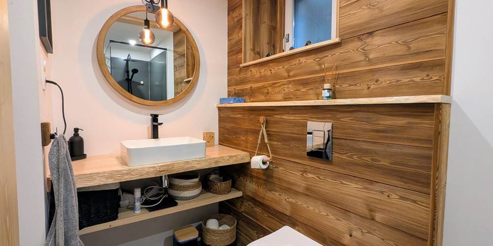 salle-de-bain-bois-miroir-rond-gite-ocimes-la-bresse